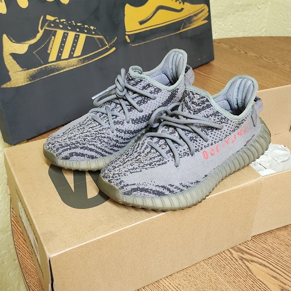 Used Great Condition .. Yeezy Boost 350 V2 Sneakers - Picture 2 of 4